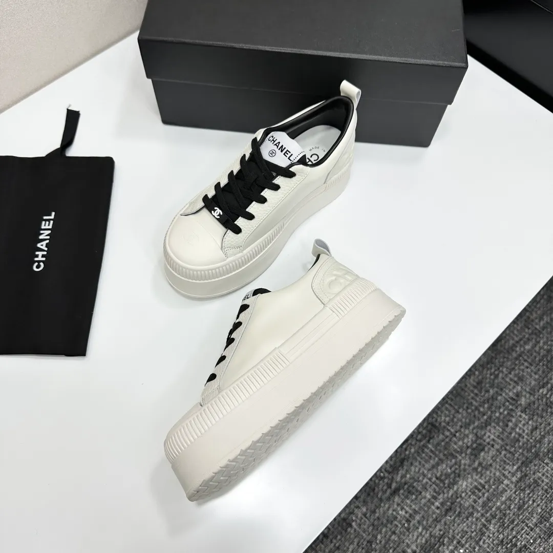 👟👟Ex-factory price 560👟👟Chanel Panda Shoes! 2025 counter's top casual sports shoes. This classic design; the upper is electro-embroidered with a variety of techniques; the outsole is fashionable and sporty; the unusual inclusion of a variety of color matching elements... The diversified mix and match is very good-looking and versatile, and can be used for leisure, fashion, sports, and outdoor... ꫛꫀꪝ Go➫ Materials: ❶Upper made of: original imported first-layer silk cowhide + original waterproof cloth + original first-layer cowhide ❷Inner lining: Breathable mesh ❸ Outsole based on: original TPU combination outsole, full set of boutique packaging for women 35–41